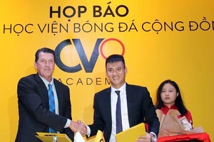 原國家足球選手隊隊長黎功榮與原澳大利亞國家選手隊馬歇爾索珀加盟出席CV9社群足球學院成立新聞發佈會。（圖源：N.K）