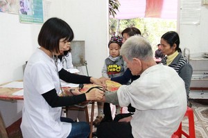 醫生為病人診病。