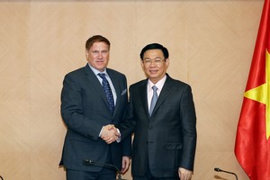 政府副總理王廷惠(右)接見美國商務協會主席邁克爾‧凱利。（圖源：VGP）