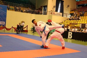 運動員們比賽一瞥。