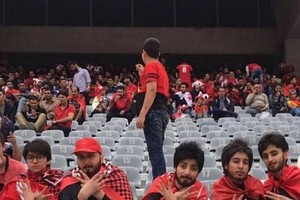 伊朗女子喬扮男裝看足球比賽遭罰款。