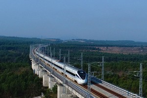 列車在環島高鐵西段棋子灣站附近行駛。（圖源：新華網）