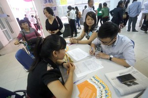 勞動者參加招聘會。