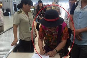 吉碑機場的航空港務就此事件對這名女乘客作筆錄。（圖源：Vitalk視頻截圖）