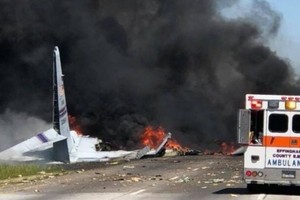 墜機現場濃煙滾滾，機身碎片散落在方圓200米的範圍內，機身成一團火球。（圖源：互聯網）