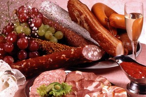 熟肉製品別購選色澤太鮮艷。（示意圖源：互聯網）