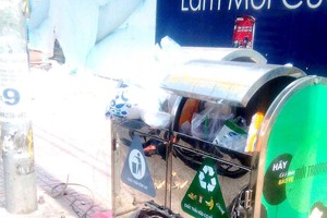 民眾還沒養成把垃圾分類的習慣，甚至還隨意丟棄垃圾。