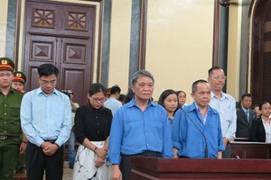 涉案被告人站立聽候法官宣讀判決書。（圖源：潘商）