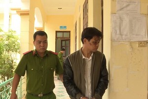 被當場抓獲後並押送至公安派出所的歹徒陳文方。