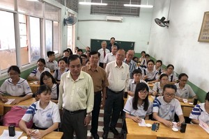 “華文毛筆正楷習字班”開課。