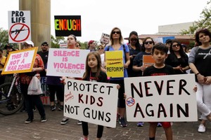 在美國休斯頓民眾手舉標語參加集會。（圖源：新華網）