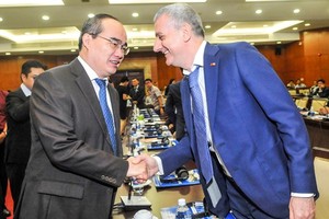 市委書記阮善仁與外企代表握手並交談。（圖源：高昇）