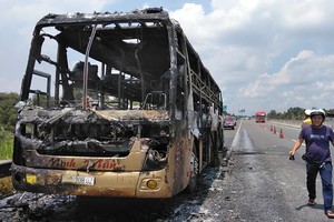 現場臥鋪客車付之一炬，車上乘客的物件及商品也全被燒毀。