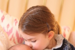 姐姐夏洛特公主親吻睡夢中弟弟的萌照。（圖源：互聯網）