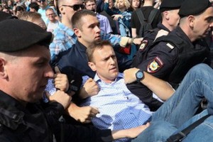 阿列克謝·納瓦尼被莫斯科警方帶走。（圖源：CNN）