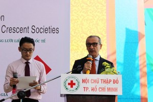 駐越南國際紅十字委員會正代表Gianny Volpin(右)在2018年“人道月”發動儀式上發表講話。