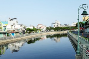 沿著新化河涌兩旁已有不少高樓拔地而起。