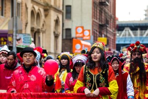 美國人口普查，亞太裔 2140 萬，其中華人以508萬1700人居首。圖為華裔美國人以傳統服裝穿戴在唐人街遊行迎新春。（示意圖源：互聯網）