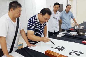 林漢城在馬來西亞進行筆會一瞥。