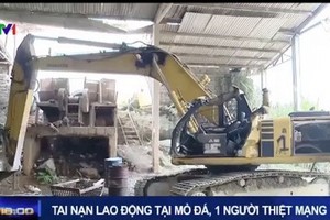 該起勞動事故現場，挖掘機的駕駛艙被坍塌的石頭壓碎，導致挖掘機駕駛員裴春海當場死亡。（圖源：VTv視頻截圖）