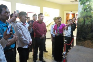 遊客參觀奠邊大捷歷史博物館。