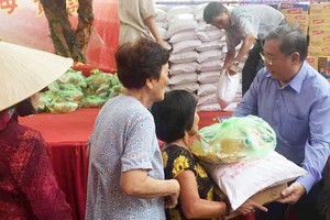 崇正會館理事長鄭鑫發向貧戶贈送禮物。