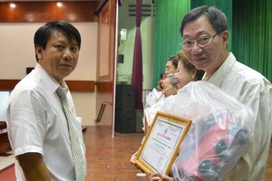 潘清團主席贈送表揚書與禮物給周華邦。