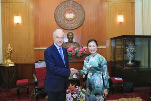越南祖國陣線中央委員會副主席張氏玉映(右)接見歐洲與國際事務委員會（CESE）主席基恩‧瑪力‧岡巴塞雷斯。(圖源：范光榮)