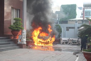 停泊在酒店院內的汽車自燃現場。（圖源：黎琳）