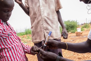 南蘇丹一名健康工作者為一名兒童接種了霍​​亂疫苗後在他手上做了記號。（圖源：聯合國）