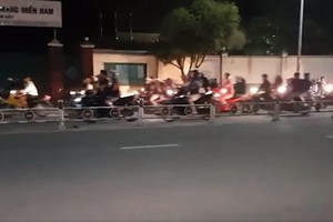 近百名青年凌晨賽車。（圖源：視頻截圖）