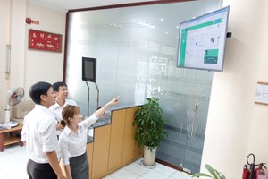 天龍集團員工通過屏幕跟進太陽能發電的數據。