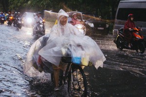 新山一機場周邊街道積滿了水。（圖源：VTC）