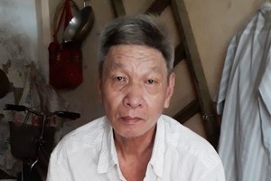 文明整天只呆在出租房裡。