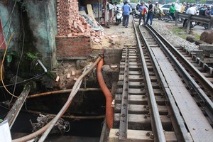 三輪車遭火車碰撞掉進水渠的事發地點。（圖源：志慧）