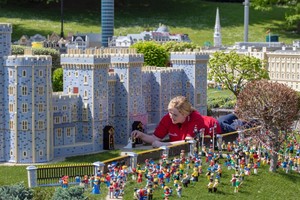 英國溫莎的樂高樂園(Legoland)以近6萬塊積木，砌出哈利大婚的場景，讓民眾“先睹為快”。（圖源：AP）