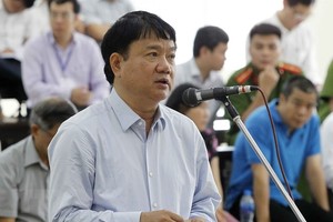 被告丁羅昇在法庭上答法官問案。（圖源：越通社）