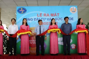 圖為中央熱帶病醫院舉行的保健與防疫19003228總機開通儀式一隅。