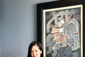 女歌手紅絨收藏阮思嚴畫家的《扶董天王》作品。