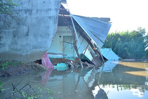 芽皮縣京路河隆渠區域的民房去年曾發生坍塌事故，但至今護岸建設工程仍未完成。