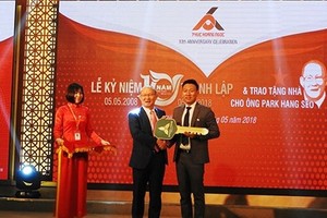 福皇玉公司代表給朴恒緒主教練贈送商品房的鑰匙。