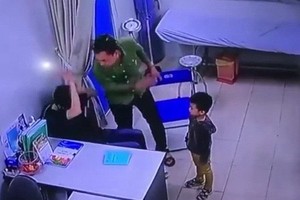 河內聖保羅醫院醫生在診室內被病人家屬毆打（視頻截圖）。