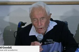 古道爾博士在臨終記者會上。（圖源：澳大利亞廣播公司視頻截圖）