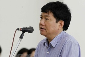 被告丁羅昇在法庭上答法官問案。（圖源：越通社）