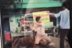 阮國突然拿著斧頭跑出來向阮光榮組長砍去。