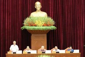 黨中央書記處常務書記陳國旺代表黨中央政治局主持會議。（圖源：越通社）