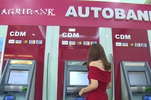 國家銀行最近指導各家商業銀行當前暫時不調升櫃員機內部提款費。（示意圖源：互聯網）