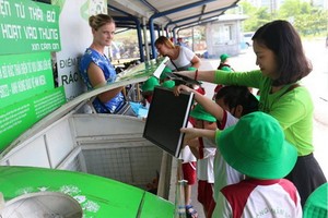 大學生們正回收電子廢棄物。