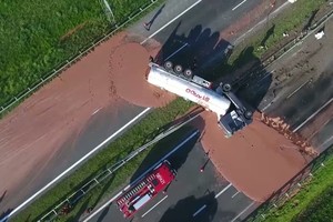 波蘭油罐車側翻 12 噸巧克力灑地成“河”。（圖源：互聯網）