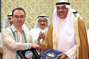 科威特外交大臣謝赫薩巴赫‧薩巴赫(右)11日與到訪的菲律賓外交部長卡耶塔諾舉行會談，並簽署旨在加強保護在科務工的菲家政勞工的相關協議，以結束兩國長達數月的外交摩擦。（圖源：AFP）